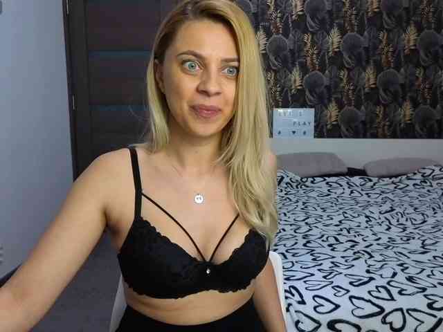 CarlaStaceeFun webcam