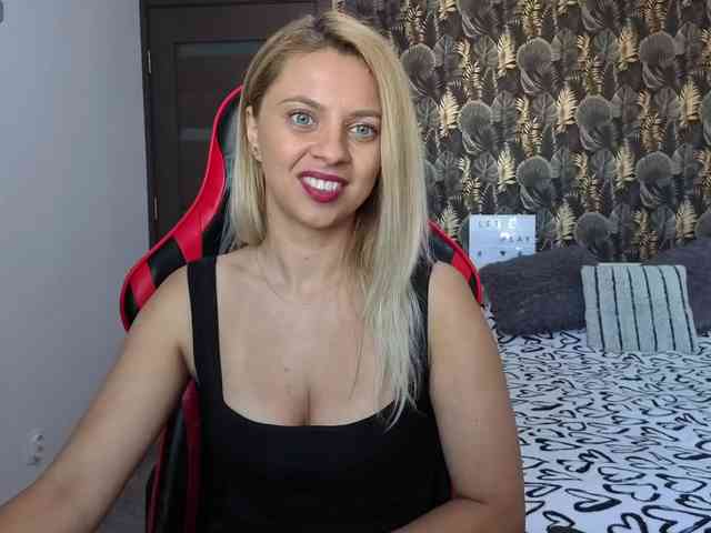CarlaStaceeFun webcam