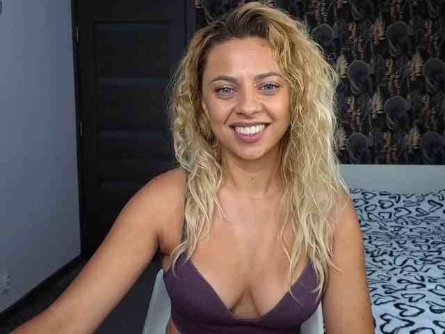CarlaStaceeFun webcam