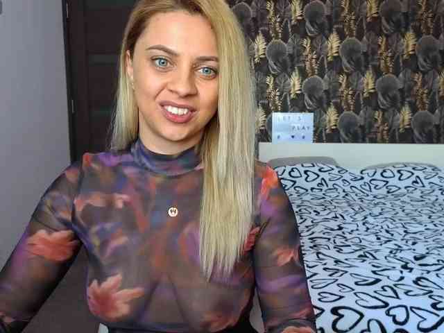 CarlaStaceeFun webcam
