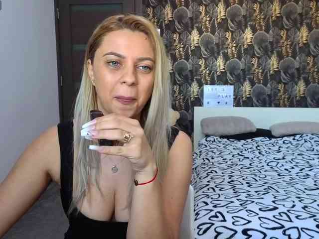 CarlaStaceeFun webcam