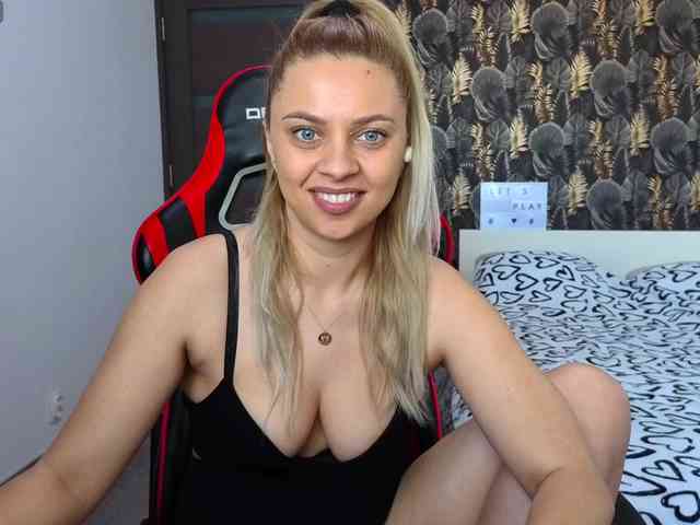 CarlaStaceeFun webcam