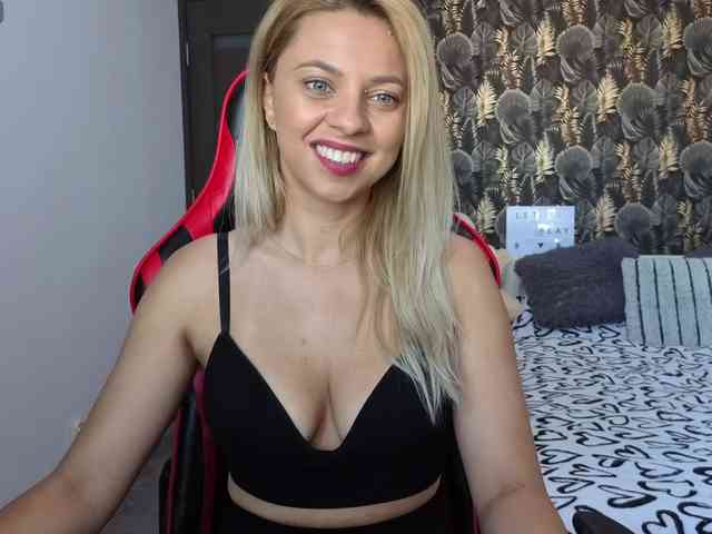CarlaStaceeFun webcam