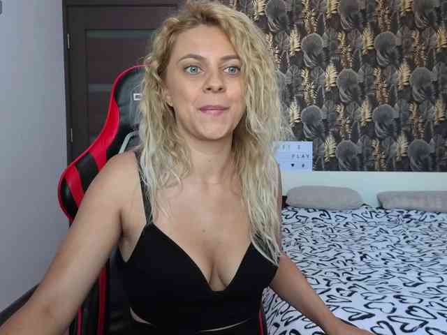 CarlaStaceeFun webcam