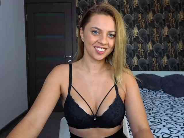 CarlaStaceeFun webcam