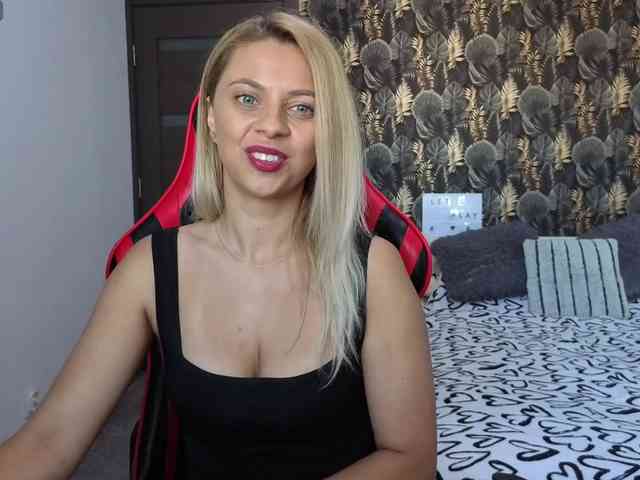 CarlaStaceeFun webcam