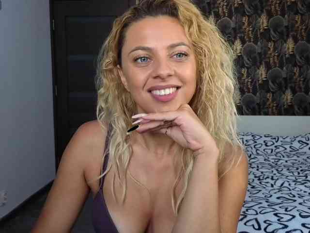 CarlaStaceeFun webcam