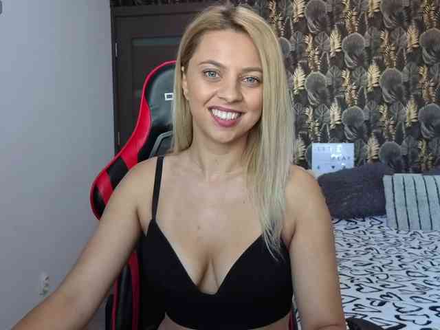 CarlaStaceeFun webcam