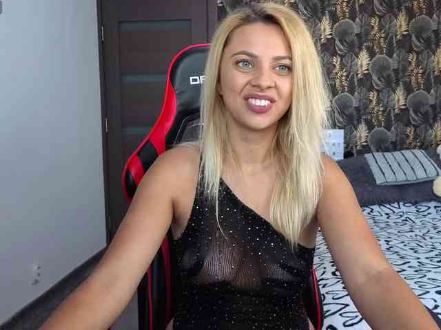 CarlaStaceeFun webcam