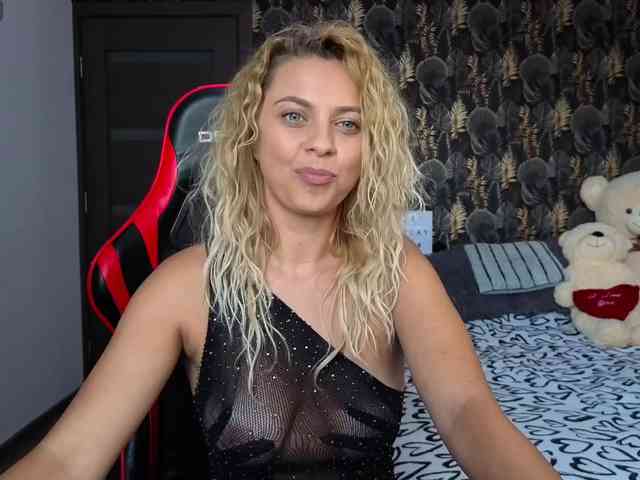 CarlaStaceeFun webcam