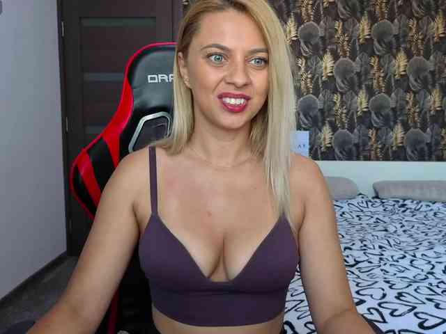 CarlaStaceeFun webcam