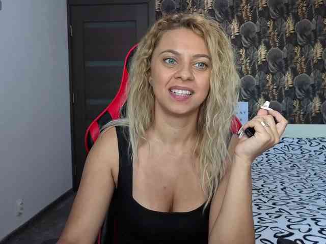 CarlaStaceeFun webcam