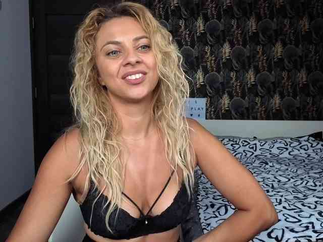 CarlaStaceeFun webcam