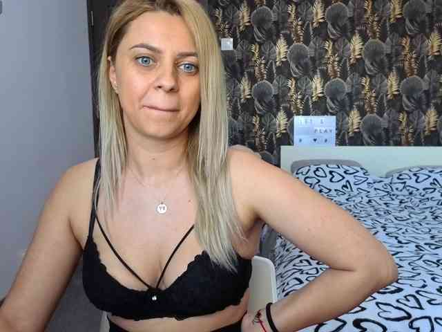 CarlaStaceeFun webcam