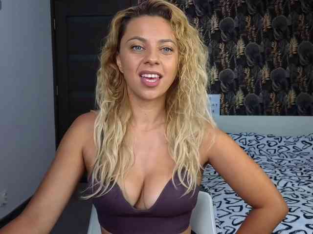 CarlaStaceeFun webcam