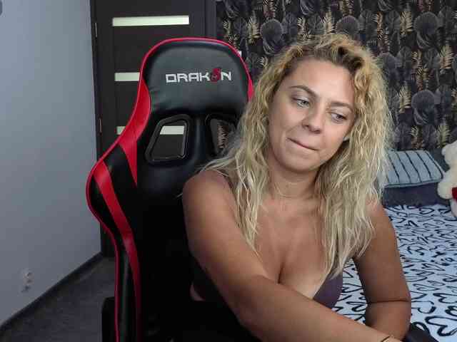 CarlaStaceeFun webcam
