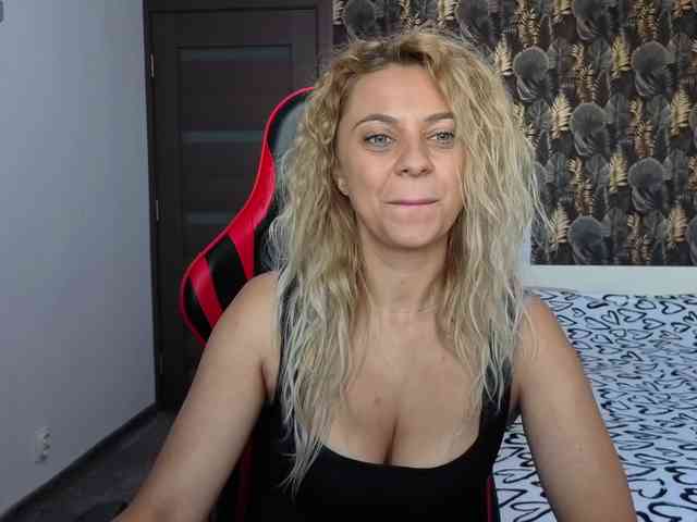 CarlaStaceeFun webcam