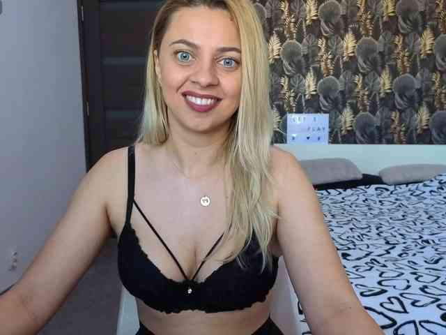 CarlaStaceeFun webcam