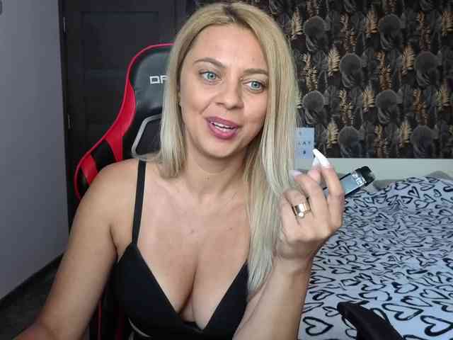 CarlaStaceeFun webcam