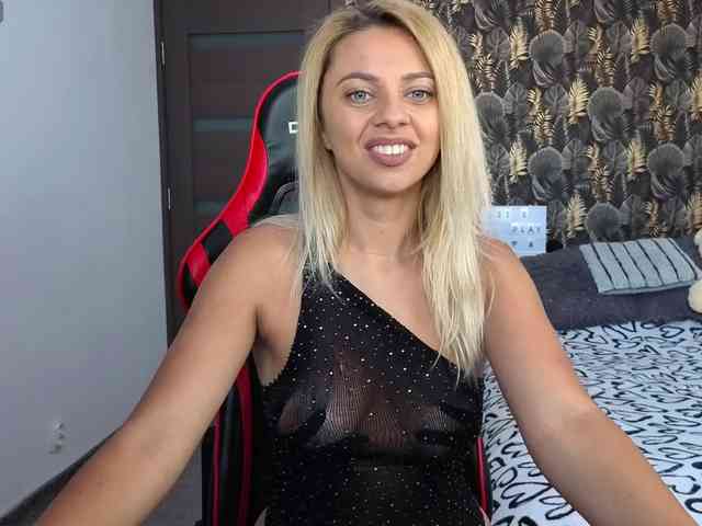 CarlaStaceeFun webcam