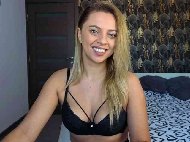 CarlaStaceeFun webcam