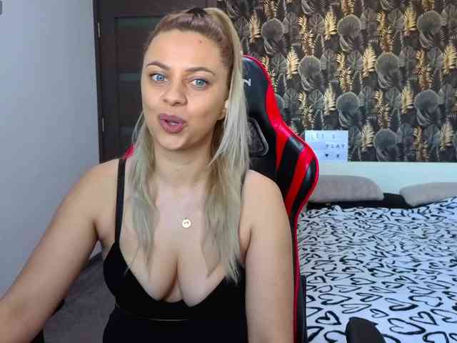 CarlaStaceeFun webcam