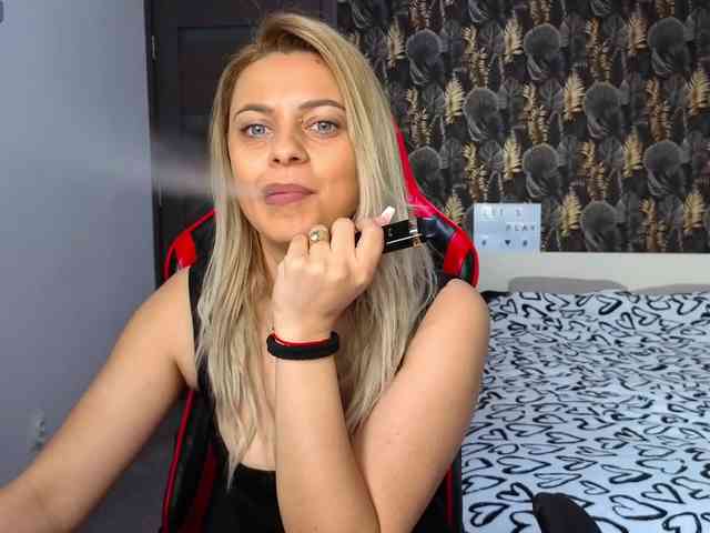 CarlaStaceeFun webcam