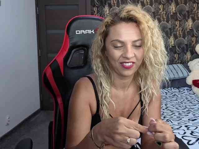 CarlaStaceeFun webcam