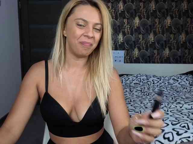 CarlaStaceeFun webcam