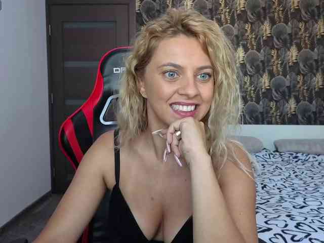 CarlaStaceeFun webcam