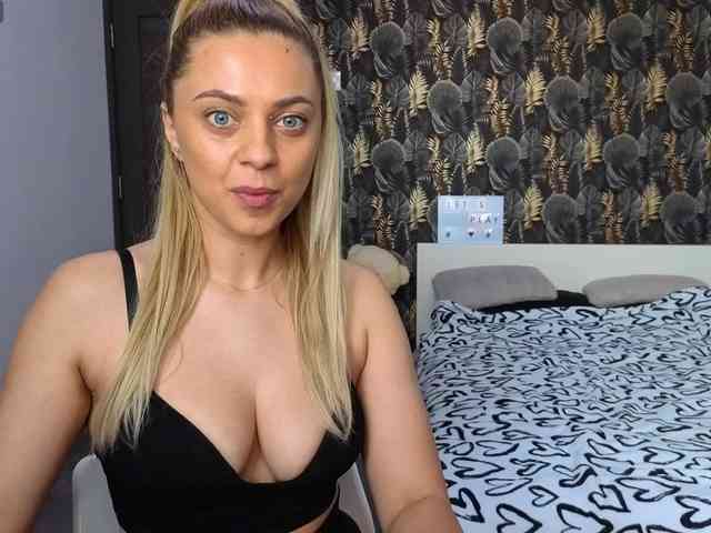 CarlaStaceeFun webcam