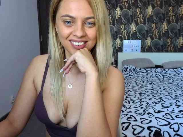 CarlaStaceeFun webcam