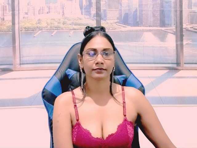 ErroticStarr live cam preview