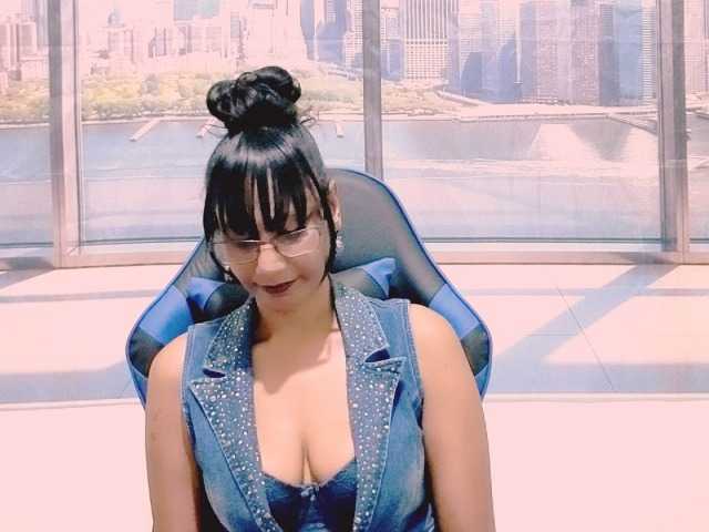 ErroticStarr live cam preview