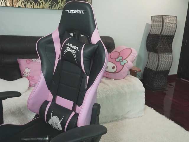 EmmylieMorris's BongaCams show and profile