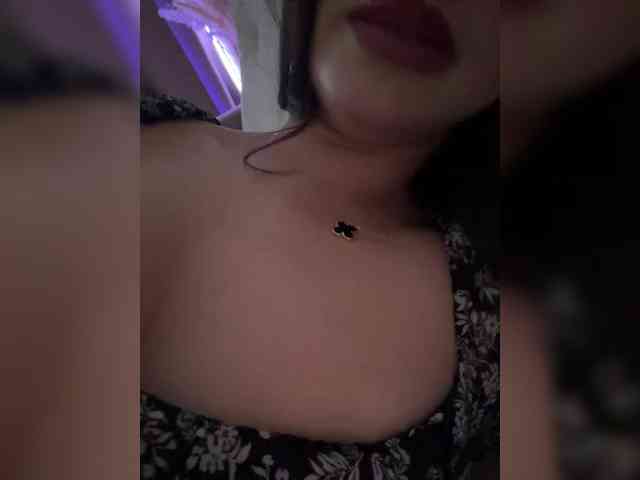 Alliina-leee Live Webcam on BongaCams