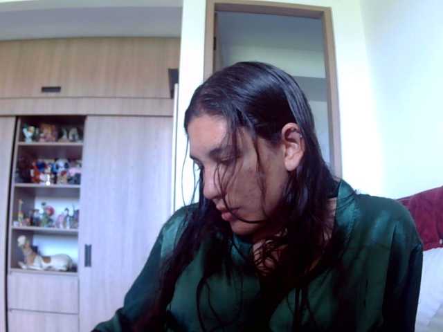 Ratienterciopelo live cam on BongaCams