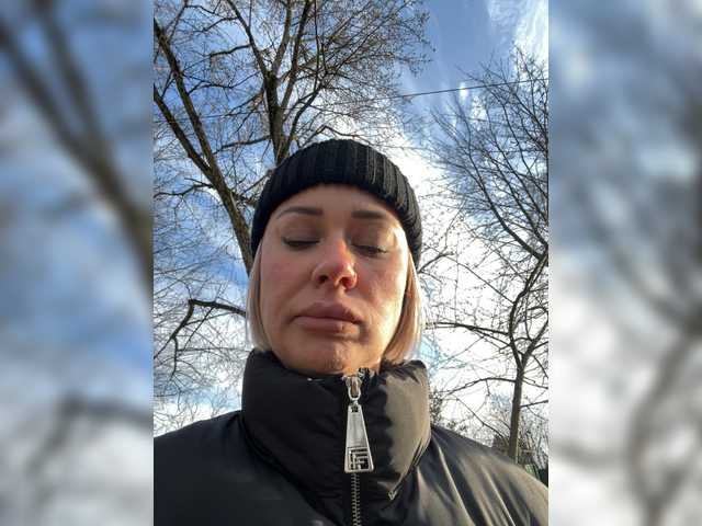 AlisaBlackFox's BongaCams show and profile