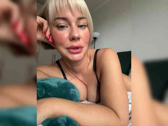AlisaBlackFox webcam