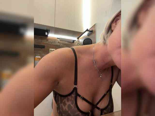 AlisaBlackFox webcam