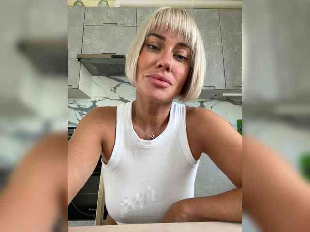 AlisaBlackFox Live Webcam on BongaCams