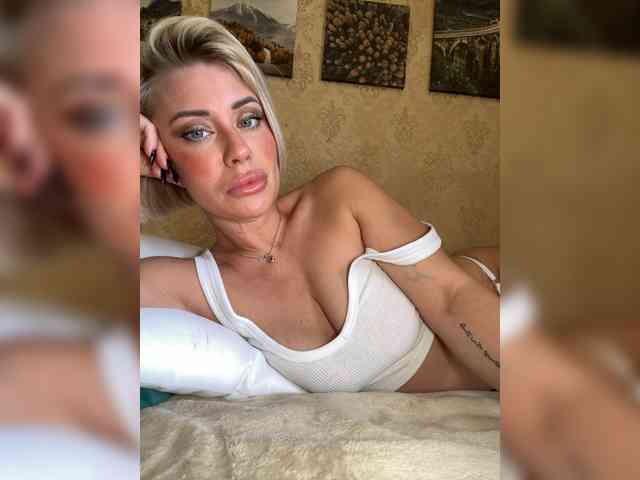 AlisaBlackFox webcam