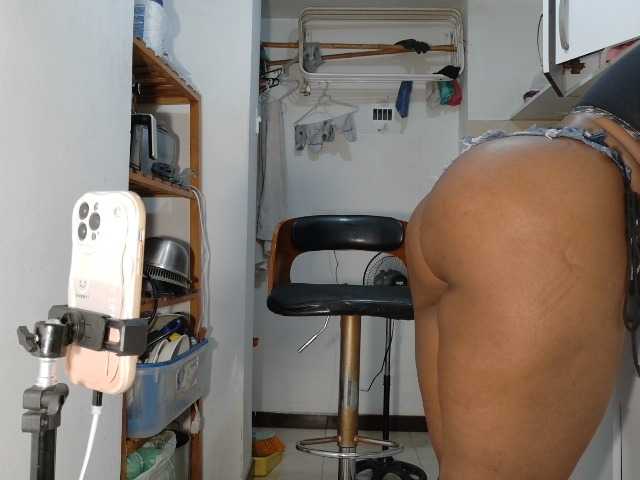 le modèle LiraRusso1 est en webcam porno dans un show sur le site bongacams, il possède les tags suivants: Ebony,Brunette,Shaved