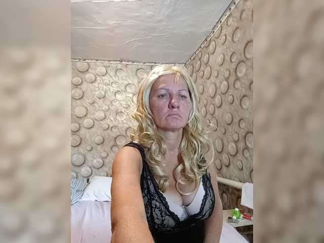 FameLara live cam preview