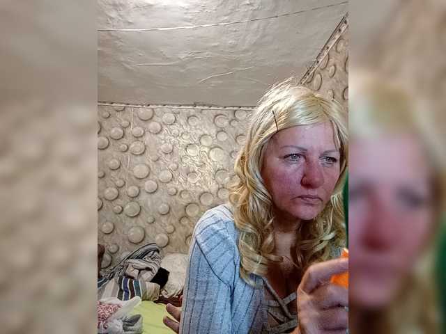 FameLara live cam preview