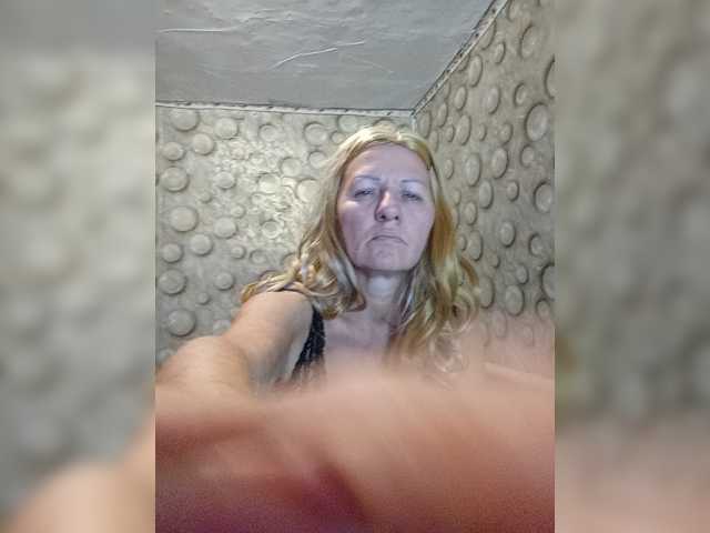 FameLara live cam preview