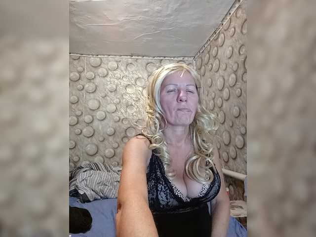 FameLara live cam preview