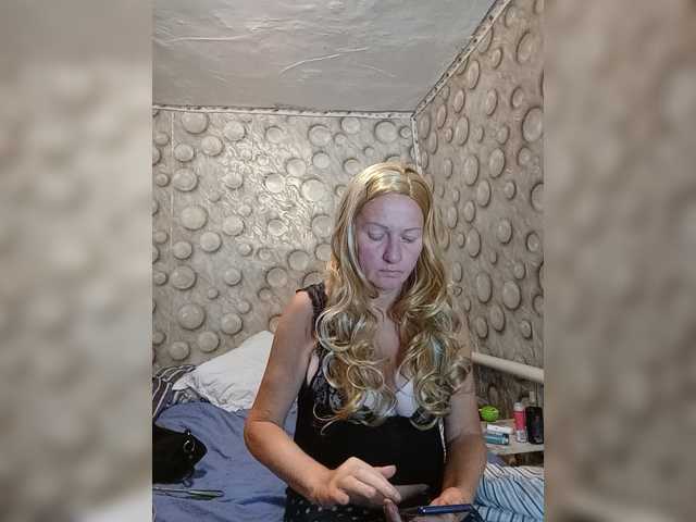 FameLara live cam preview