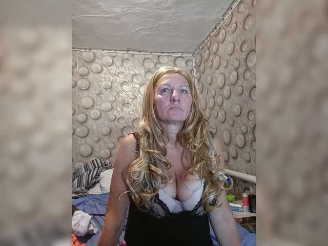 FameLara live cam preview