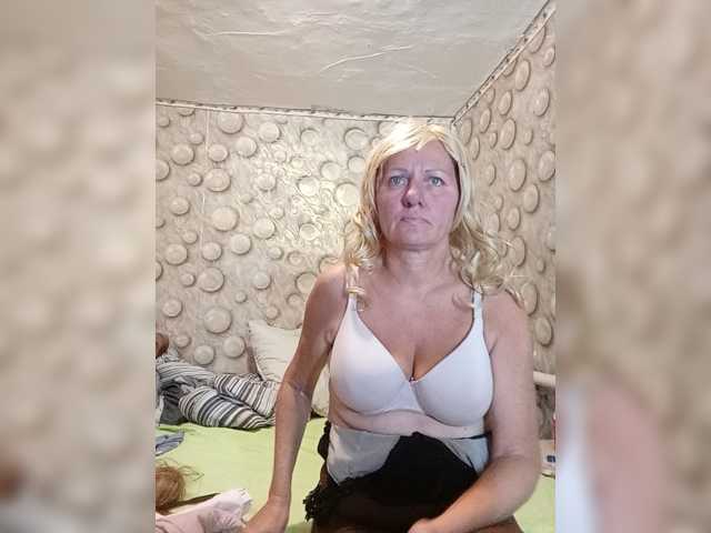 FameLara live cam preview